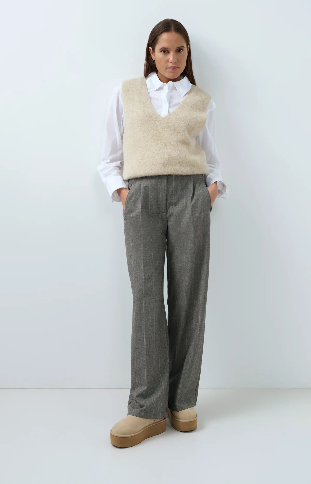 YAYA Zacht Gebreide Spencer Met Diepe V-hals Beige Melange