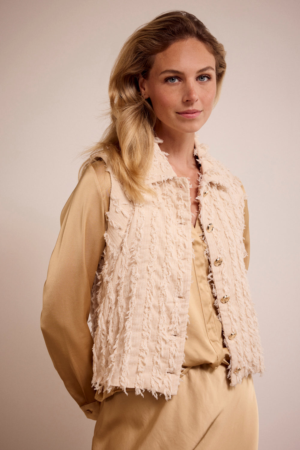 Fancy Frilled Vest Tramontana Stone